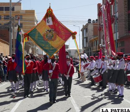 Los alumnos más destacados portaron orgullosos los estandartes 
