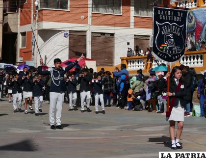 El paso del Colegio Americano deleitó al público
