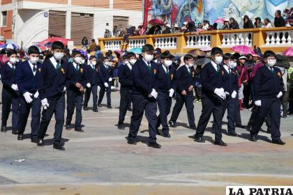 Sincronía de los estudiantes del colegio Bethania en la avenida Cívica
