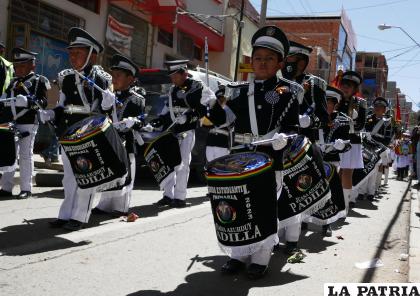 Músicos del colegio ??Juana Azurduy de Padilla? marcando el paso para su ingreso frente al palco principal
