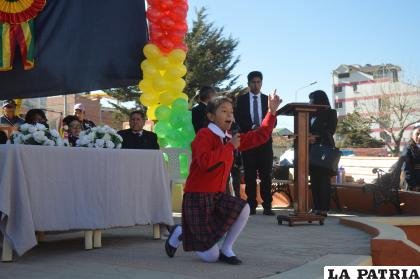 Fervorosa declamación de la estudiante Danitza Quispe de la unidad educativa 9 de Junio
