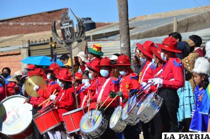 Interesante uniforme de la banda musical de la unidad educativa 9 de Junio

