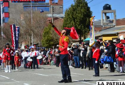 Magnifica acrobacia del walipolero de la banda de música de la unidad educativa Alcira Cardona Torrico 1
