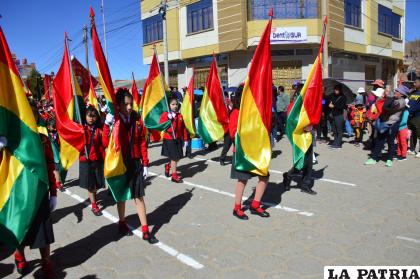 Bosque de Banderas de la unidad educativa Uru Uru
