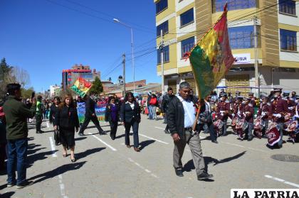 Las entidades vecinales también dijeron presente en el desfile cívico zonal
