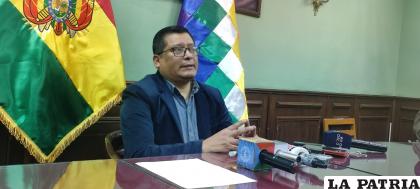 El presidente de YLB, Carlos Ramos, en contacto con la prensa de La Paz. /ABI