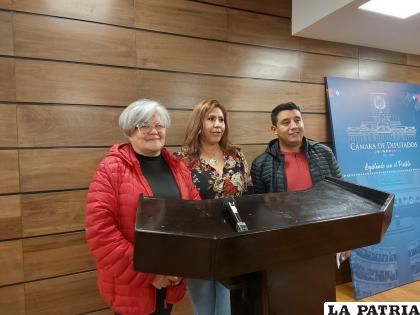 La presidente de la Comisión de Constitución junto a otros parlamentarios expresaron que el proyecto de ley está en manos del pleno de la ALP /LA PATRIA