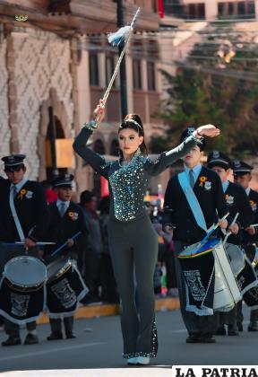 BANDA DE GUERRA COLEGIO MCAL. ANDRES DE SANTA CRUZ Y CALA HUMANA
GUARIPOLERA: ADRIANA TORRICO SÁNCHEZ
