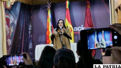La activista María Galindo llega a Oruro para la promoción de su película /LA PATRIA 
