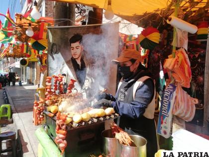 Anticuchos ??Doña Erika? demuestra fervor cívico llevando en alto la tricolor boliviana /LA PATRIA