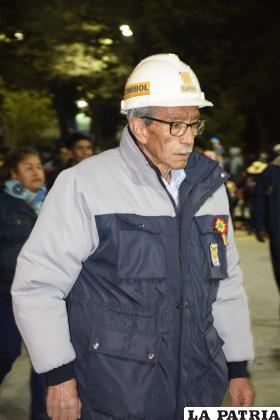 Trabajadores de la Corporación Minera de Bolivia (Comibol) desfilaron con su tradicional casco
