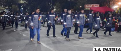 La delegación de la Empresa Municipal de Aseo Oruro (EMAO) fue aplaudida por todo el público 