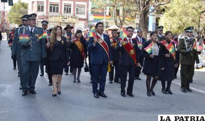 Autoridades orureñas iniciaron el desfile 
