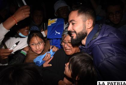 La delegación de Bolívar fue recibida por sus seguidores en La Paz /APG
