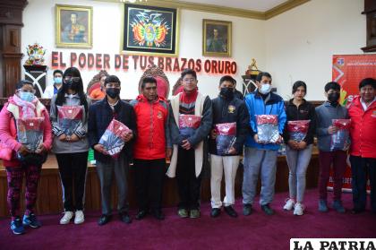 La Gobernación otorgó indumentaria deportiva a la delegación de karate /LA PATRIA