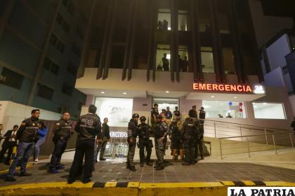 Policías custodian el hospital donde fueron llevados varios heridos /AP