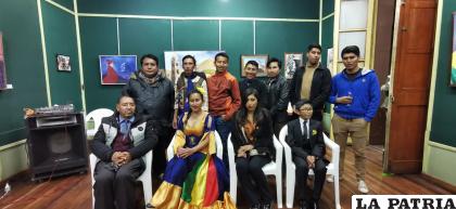 Los artistas junto con algunos invitados a la inauguración /LA PATRIA