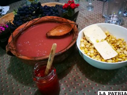 GASTRONOMÍA
Entre los platos típicos de la gastronomía tarijeña está el saice chapaco, la ranga ranga, el chancao, el picante mixto, el sábalo a la parrilla, el chupe de camaroncillo de río, los rosquetes, la huminta a la piedra y el popular vino patero.