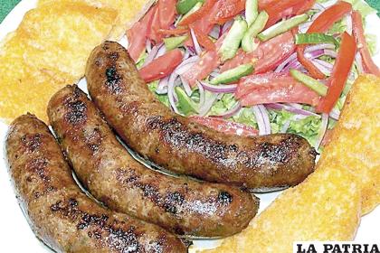 Gastronomía
El chorizo chuquisaqueño es uno de los platos bandera del departamento, otros muy conocidos son la fritanga, mondongo, karapecho, coco de pollo y la sulka. Una de las características más representativas de la gastronomía de esta región en el picante, infaltable en la mayoría de sus comidas.
