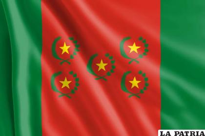 PRIMERA BANDERA NACIONAL
El Libertador Simón Bolívar aprobó un decreto el 17 de agosto de 1825 que establecía que la bandera nacional era bicolor (verde y punzó). Se dividía en tres franjas verticales, dos laterales de verde y el central de color punzó (rojo), sobre la que colocaron cinco óvalos formados por ramas de olivo y laurel y al centro una estrella dorada.