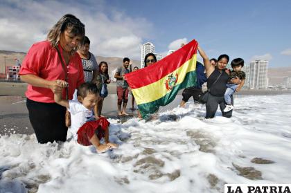 Los bolivianos aún sueñan con un mar propio / AFP