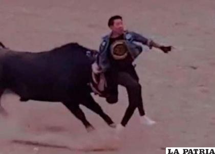 Un toro embiste a una persona durante una corrida ilegal /Captura de video