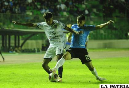 Nils Huasna y Miguel Becerra disputan el balón /APG
