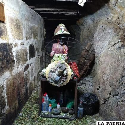 Los visitantes del museo también le ??invitan? coca, cigarros y alcohol /LA PATRIA