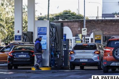 Vehículos cargan combustible en una estación de gasolina, en Buenos Aires (Argentina) /EFE
