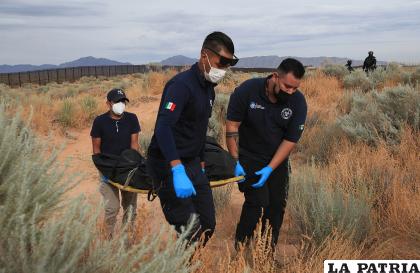 El cadáver es rescatado por autoridades de Migración de México /EFE
