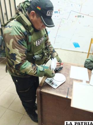 Un efectivo antinarcóticos realiza el pesaje y la prueba de narcotest /Cortesía
