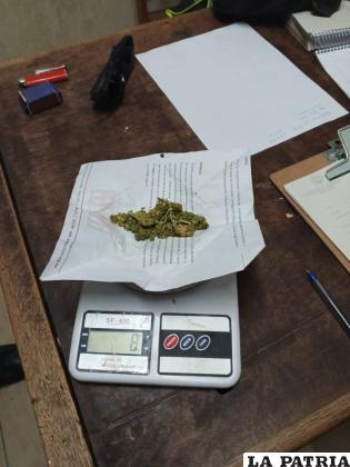 El implicado tenía entre sus pertenencias varios gramos de marihuana, se presume para su comercialización /Cortesía
