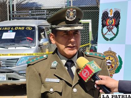 El coronel Paz informó que en Oruro recuperaron nueve coches que habían sido robados en Chile /Emilio Castillo