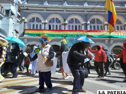 Abuelitos mostraron mucha alegría en la caravana por sus derechos /LA PATRIA
