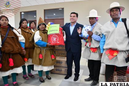 Gobernador Johnny Vedia durante la entrega de los insumos /GADOR