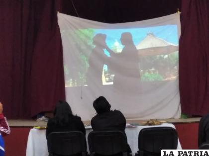 La interpretación del Centro Juanito Pinto de Caracollo en teatro de sombras /LA PATRIA