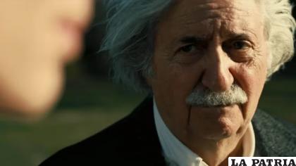 Tom Conti en la piel del científico Albert Einstein, quien coincidió con Oppeheimer /Universal Pictures