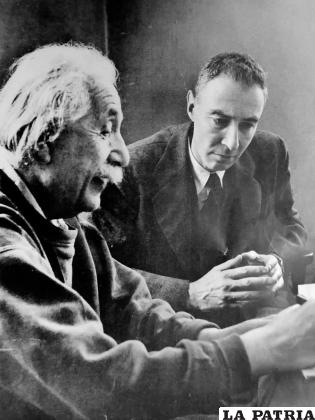 Albert Einstein y Julius Robert Oppenheimer compartieron ideas en el Instituto de Estudios Avanzados en Princeton, Nueva Jersey /Getty Images