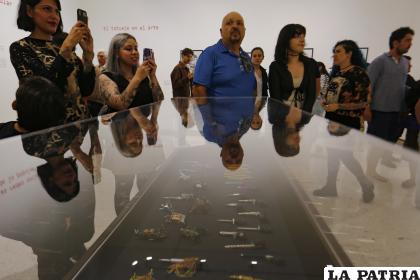 Personas observan piezas de la exposición ??Cartografiar La Piel? /EFE