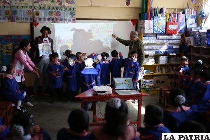 El escritor británico Joseph Coelho ofrece un taller a un grupo de estudiantes
 / EFE