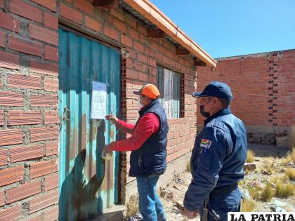 Funcionarios notifican a construcciones clandestinas de la urbanización La Prensa /LA PATRIA

