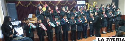 Niños de la especialidad de Práctica Colectiva I en el escenario /LA PATRIA 
