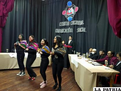 El acto tuvo la presencia de miembros del Centro, estudiantes de la UTO, docentes y autoridades culturales /Comunicación Social 
