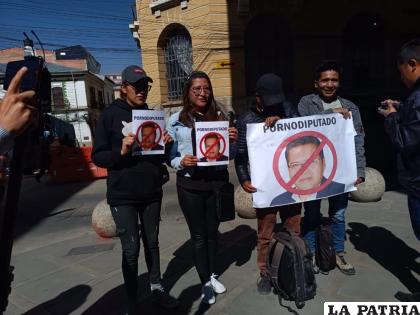 Representantes de la Plataforma ??Otra Bolivia es Posible? se manifiestan en contra de Jáuregui /LA PATRIA