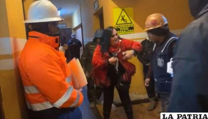 Agresión a María Galindo en Huanuni /Captura de video