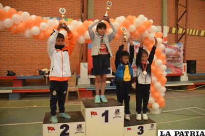 Los ganadores de la categoría U-11 levantan orgullosos sus trofeos /LA PATRIA