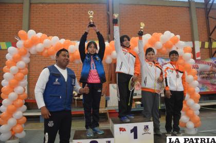 En el podio los ganadores de la categoría U-15 /LA PATRIA