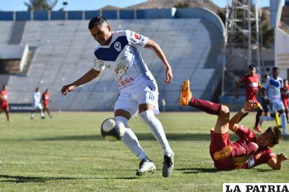 Brian Sobrero sale triunfante en la disputa del balón /LA PATRIA