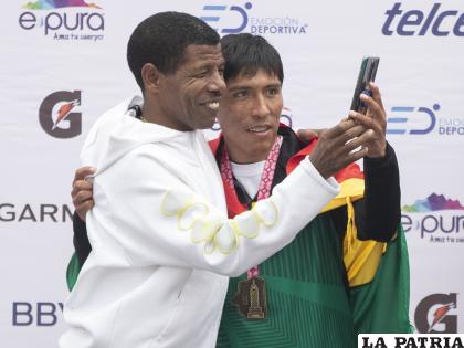 Muchos aprovecharon la ocasión para tomarse una foto con Garibay /EFE