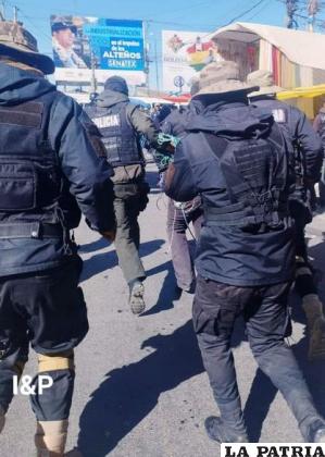 Uno de los antisociales fue atrapado y trasladado a celdas policiales. /RRSS
